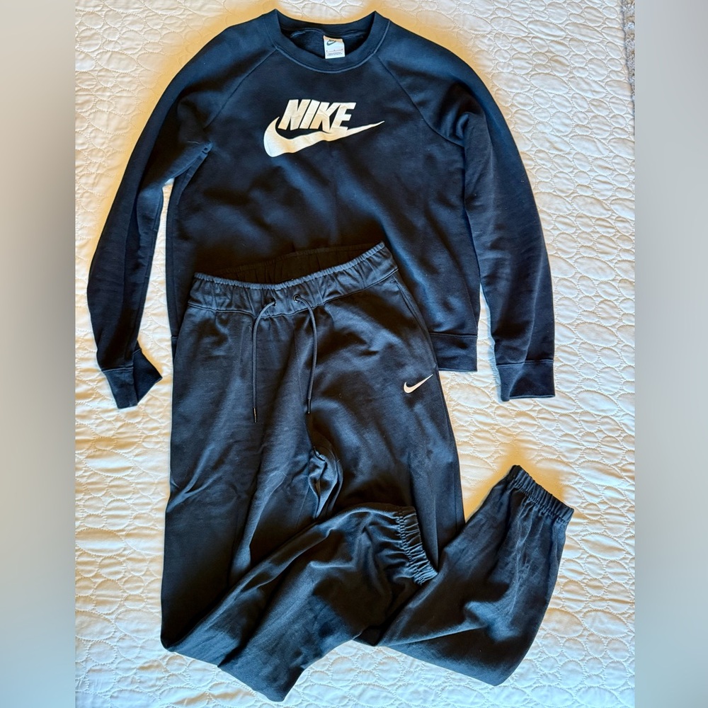 Women’s Nike sweatsuit
